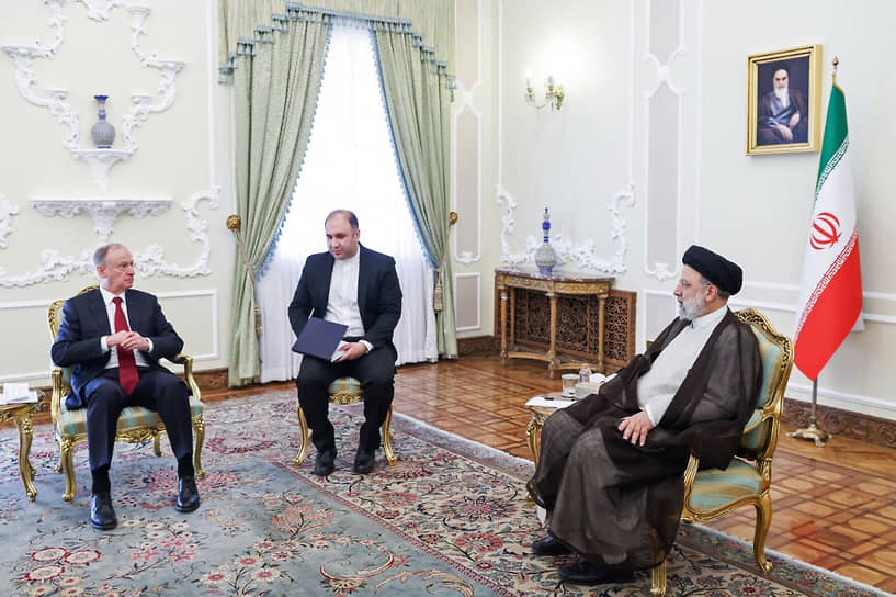 Президент Ирана Эбрагим Раиси (справа) и секретарь Совбеза РФ Николай Патрушев