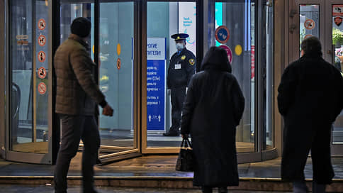 Покупатели пропускают праздники // Посещаемость торгцентров до конца года не восстановится