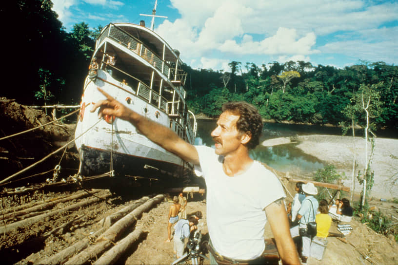 На съемках «Фицкарральдо» Вернер Херцог заставлял таскать корабль из одного притока Амазонки в другой