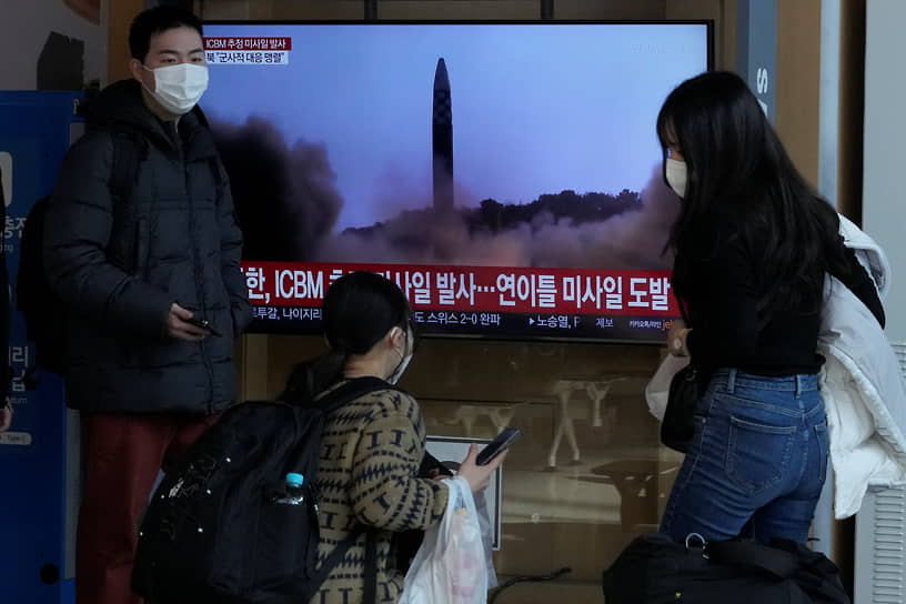 Пятничный запуск КНДР межконтинентальной ракеты заставил поволноваться не только жителей стран региона (на фото: железнодорожная станция в Сеуле), но и западных лидеров, включая вице-президента США Камалу Харрис