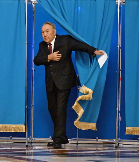 Голосуя в Театре оперы и балета, первый президент Казахстана Нурсултан Назарбаев напомнил, что выбрал своего кандидата еще в 2019 году и с тех пор своей позиции не изменил