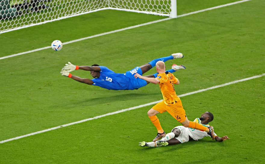 Сборная Сенегала долго играла на равных с голландцами (в оранжевой форме — Дави Классен), но в концовке матча все-таки пропустила два мяча