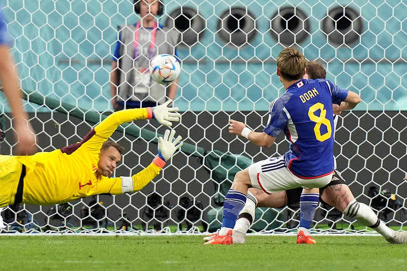 Форвард сборной Японии Рицу Доан забивает первый мяч в ворота Мануэля Нойера