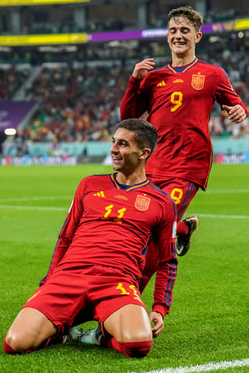 Из первого матча на чемпионате мира футболисты сборной Испании (на переднем плане — Ферран Торрес, на заднем — Гави) устроили голевой карнавал