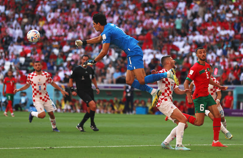 Голкипер сборной Марокко Ясин Буну отражает один из немногих опасных ударов по воротам