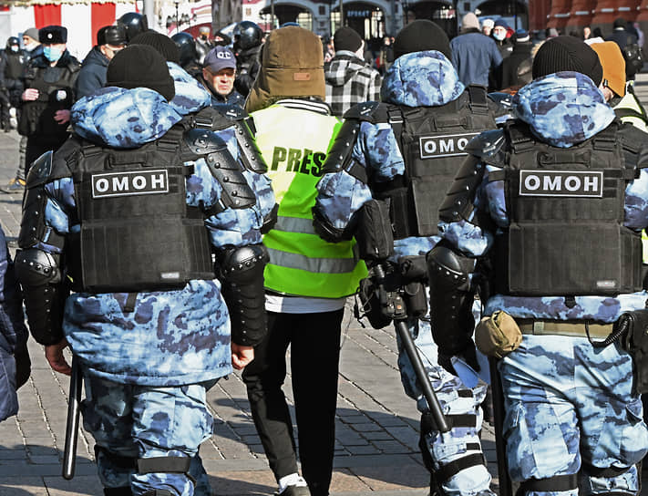 Международные правозащитники и Cоюз журналистов России на разных языках просят силовиков воздерживаться от притеснения журналистов на митингах