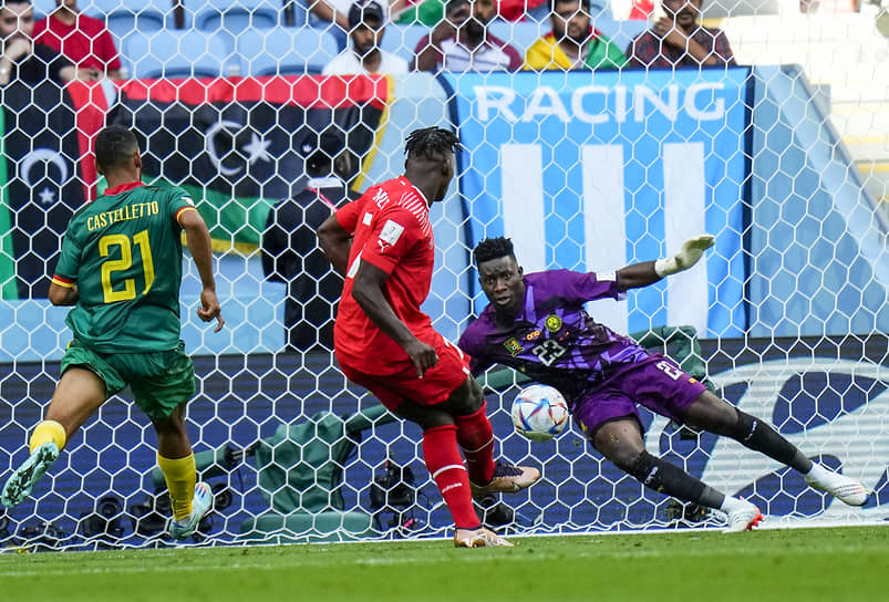 Точный удар Бреля Эмболо (в красной форме) по воротам сборной Камеруна повысил шансы швейцарской команды на выход в play-off