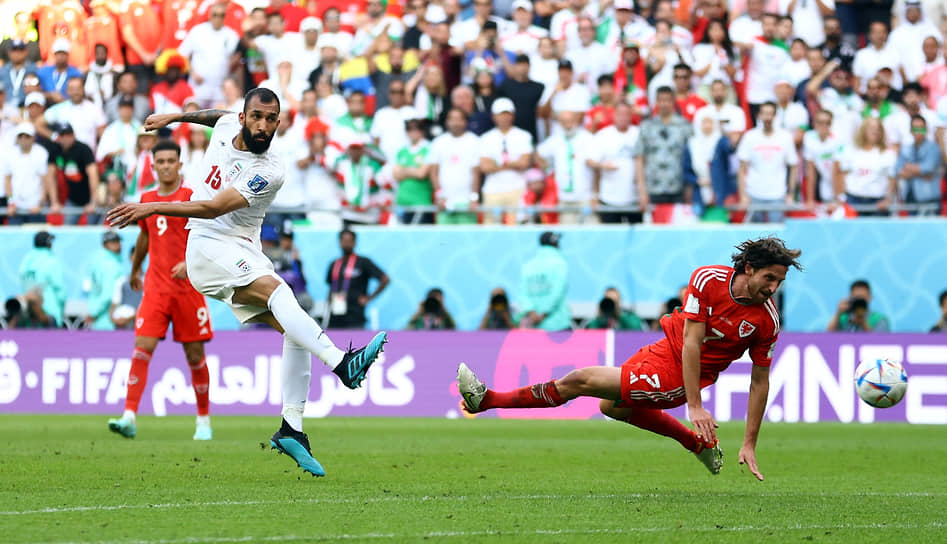 Центральный защитник сборной Ирана Рузбе Чешми (в белой форме) забил победный мяч в ворота команды Уэльса на восьмой добавленной к основному времени матча минуте
