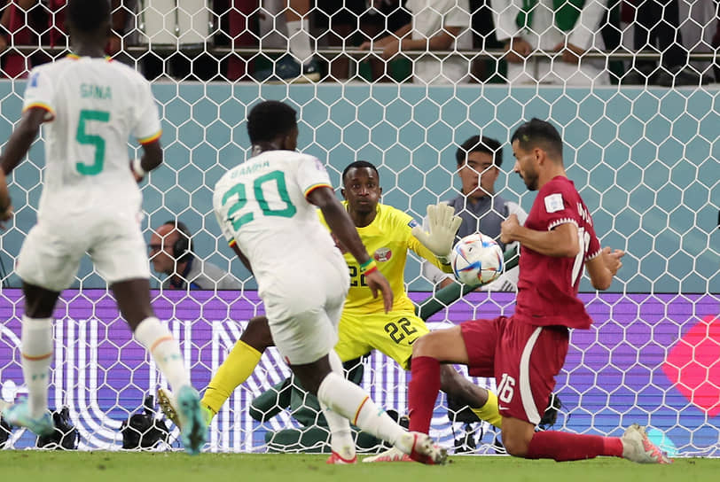 Сенегалец Бамба Дьенг (№20) забивает третий гол в ворота Катара