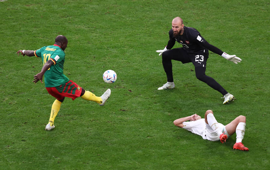 Гол и результативная передача вышедшего на замену Венсана Абубакара (№10) спасли сборную Камеруна от поражения в матче с Сербией и помогли ей сохранить шансы на выход в play-off