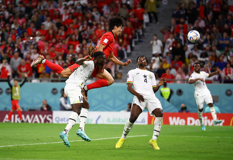 Южнокореец Чо Гю Сон (в красной форме) забивает второй гол в ворота Ганы