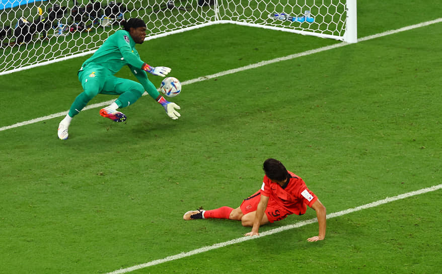 Южнокореец Чо Гю Сон (в красной форме) забивает первый гол в ворота Ганы