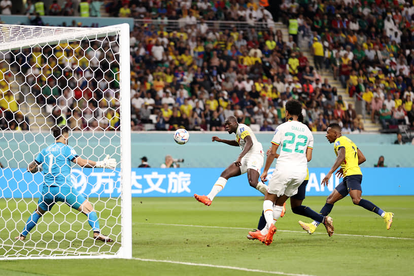 Защитник сборной Сенегала Калиду Кулибали (слева в белой форме) забивает второй мяч в ворота команды Эквадора и выводит свою команду в 1/8 финала