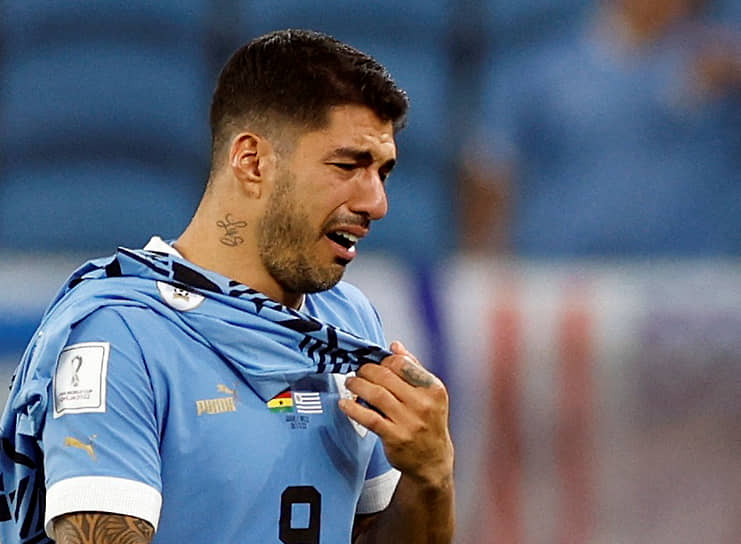 Единственная победа на чемпионате мира сборной Уругвая (на фото — Луис Суарес) оказалась со слезами на глазах 
