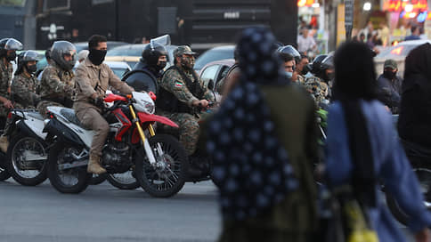 Полицией нравов решили пожертвовать // Власти Ирана пытаются сбить протесты
