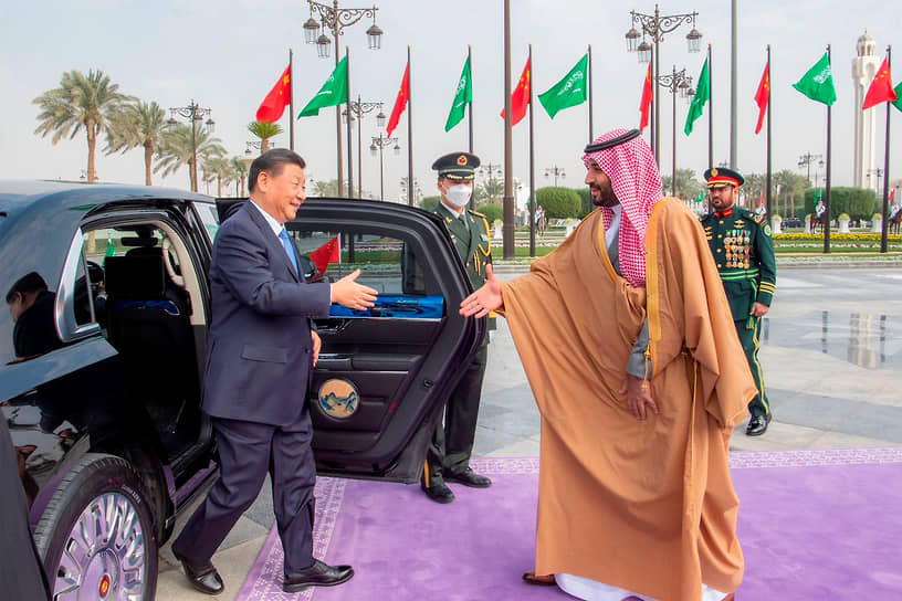 Лидера КНР Си Цзиньпина встречали в Саудовской Аравии (справа: наследный принц Мухаммед бен Сальман) со всеми возможными почестями