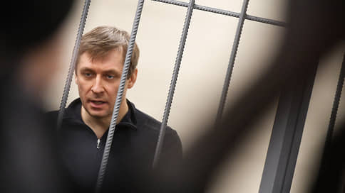 Вещдоки Дмитрия Захарченко пригодились родине // Прокуратура хочет конфисковать все, что изъяли в ходе дополнительных обысков у опального полковника и его жен