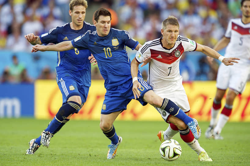 В финале чемпионата мира сборные из Европы и Южной Америки встречались в 2014 году. Тогда сборная Аргентины, ведомая, как и сейчас, Лионелем Месси (№10), проиграла команде Германии — 0:1