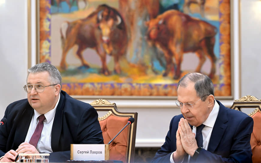 Заместитель председателя правительства России Алексей Оверчук и министр иностранных дел России Сергей Лавров
