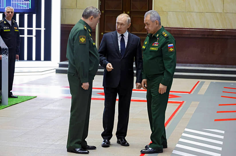 Верховный главнокомандующий (в центре), начальник Генштаба (слева) и министр обороны (справа) перед совещанием. Четвертый (в верхнем левом углу) — лишний