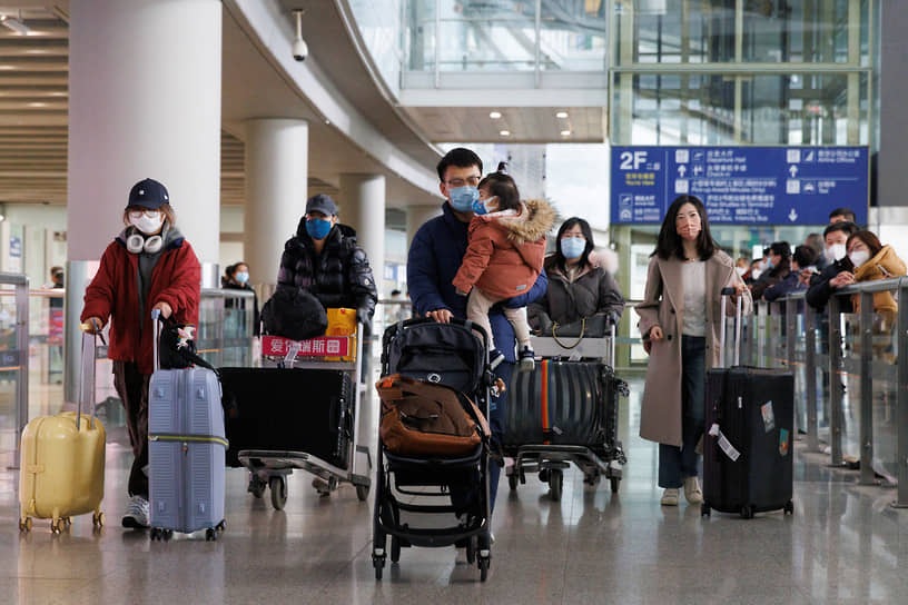 Пассажиры в аэропорту Пекина, 8 января 2023 года