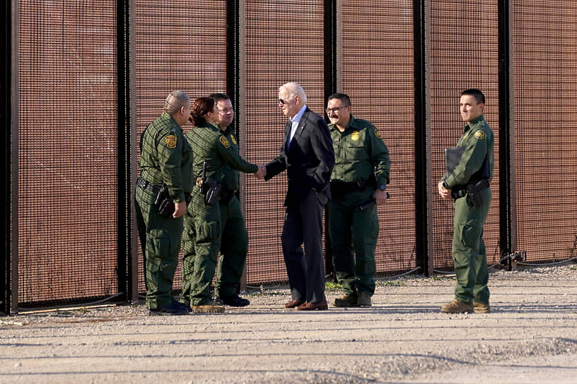 Американские СМИ раскритиковали Джо Байдена за то, что, когда он инспектировал южные рубежи США, на пути ему попадались исключительно пограничники — беженцев убрали подальше от президентских глаз
