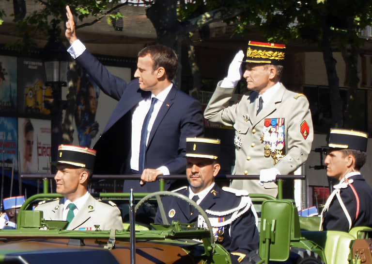 Президент Франции Эмманюэль Макрон c начальником Генерального штаба генералом Пьером де Вилье во время военного парада 14 июля 2017 года
