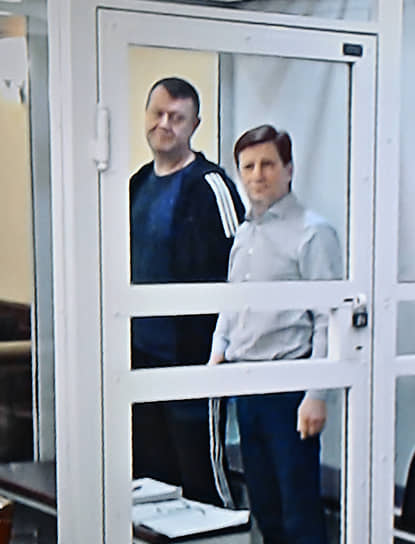 Бывшего хабаровского губернатора Сергея Фургала (справа) гособвинение считает заказчиком убийств, а его бывшего помощника Андрея Карепова (слева) — посредником