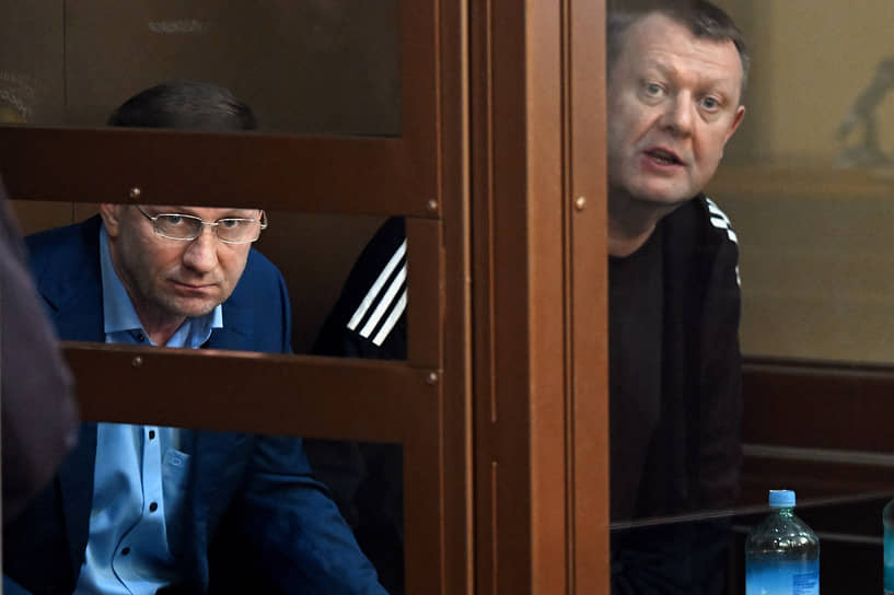 Бывший губернатор Хабаровского края Сергей Фургал (слева) в суде