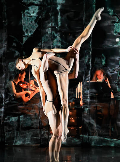 В Струнном квартете Ганса Красы хореограф Татьяна Баганова возвысила современный язык почти классическими поддержками и не прогадала