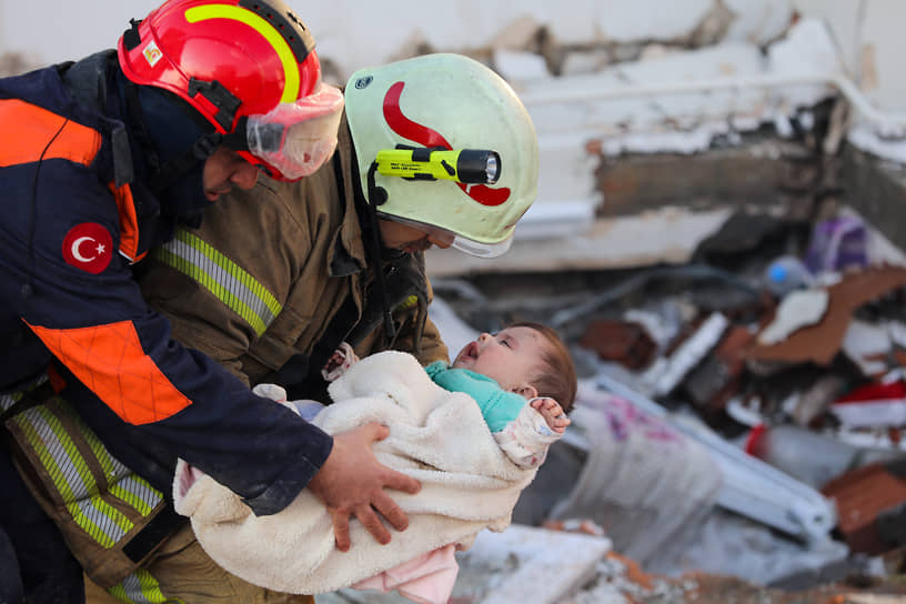 Спасатели во вторник продолжали находить тех, кто чудом спасся (на фото из турецкой провинции Хатай: ребенок, который провел под завалами 29 часов)
