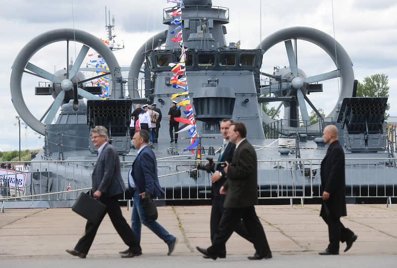 На некоторые форумы вроде Военно-морского салона в Санкт-Петербурге (на фото) депутаты Госдумы смогут поехать, только если сэкономят на других выездных мероприятиях