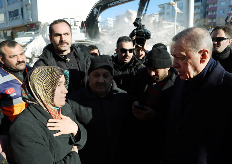Реджеп Тайип Эрдоган встречается с людьми после землетрясения в Кахраманмараше