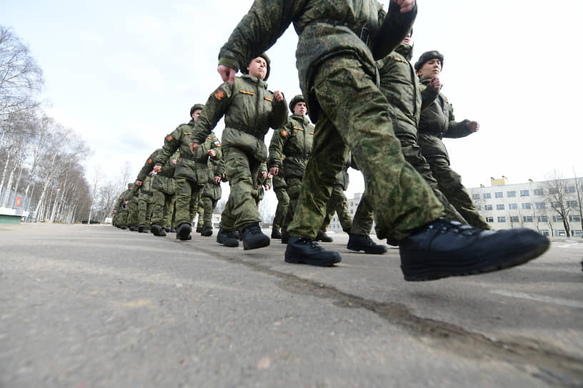 По мнению депутатов, навыки, полученные россиянами во время срочной службы в армии, помогут «оздоровить ситуацию в студенческой среде»