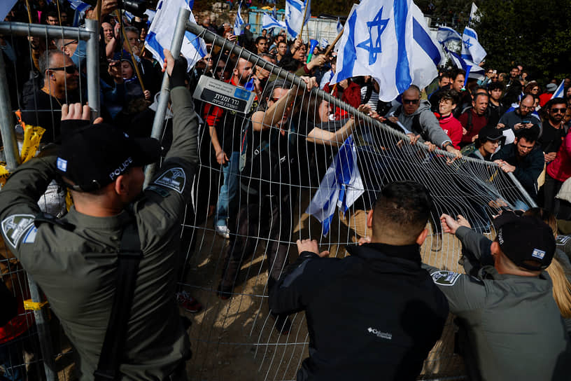 Демонстрация противников реформы возле здания Кнессета в Иерусалиме