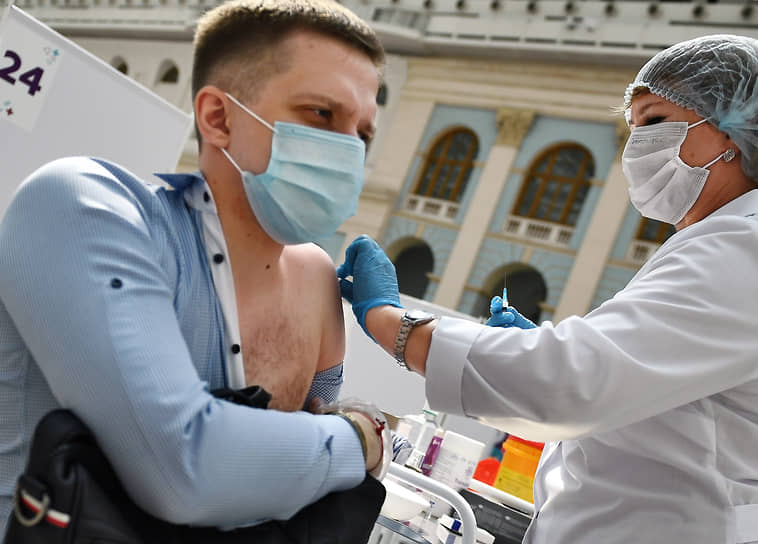 В Москве, где в пик борьбы с коронавирусом можно было привиться во многих общественных местах, в том числе на территории Гостиного Двора, прививочные пункты остались в основном в городских поликлиниках