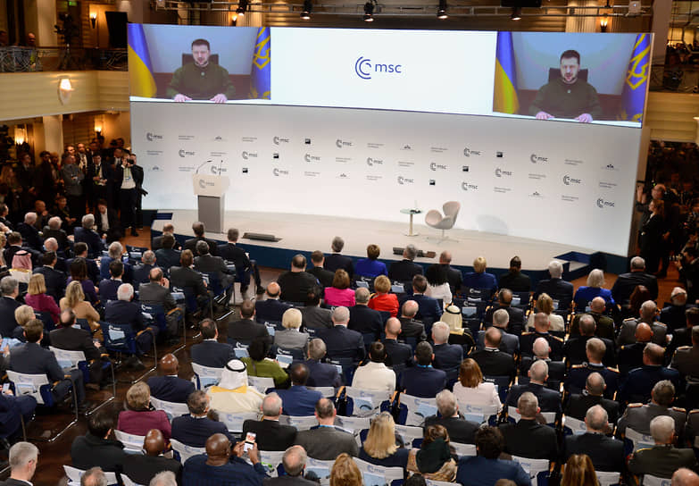 В Мюнхен президент Украины Владимир Зеленский не приехал, но по видеосвязи призвал сделать все возможное, чтобы уже в следующем году все собрались в том же месте на «первую послевоенную конференцию»