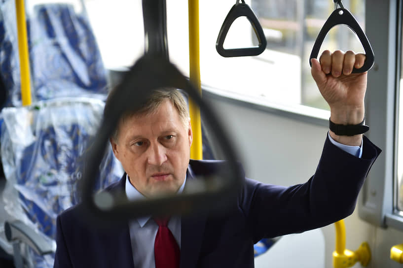 Мэр Новосибирска Анатолий Локоть во время осмотра новых городских автобусов