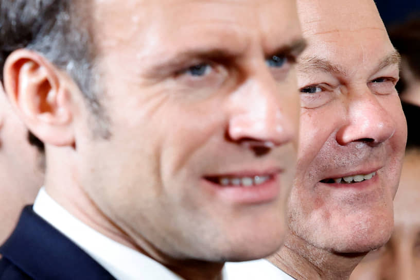 Президент Франции Эмманюэль Макрон и канцлер ФРГ Олаф Шольц (справа)