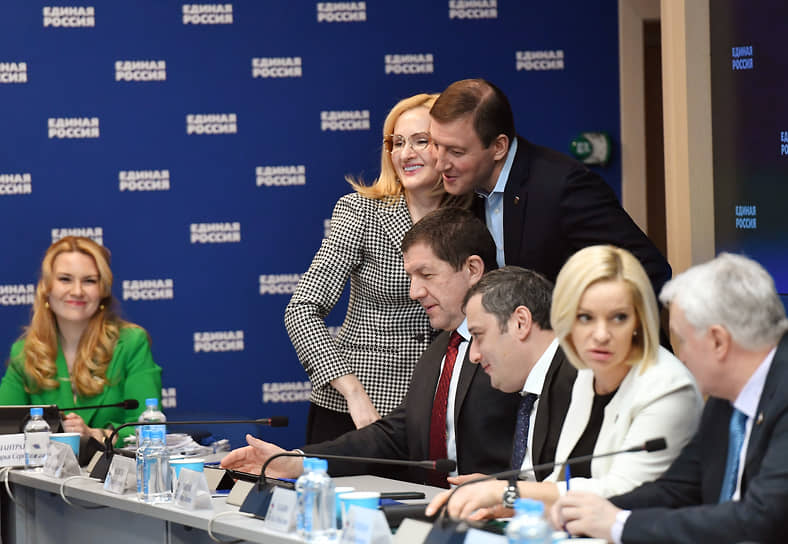Андрей Турчак (стоит) пообещал, что в праймериз «Единой России» смогут поучаствовать даже «товарищи, которые сейчас на передовой»