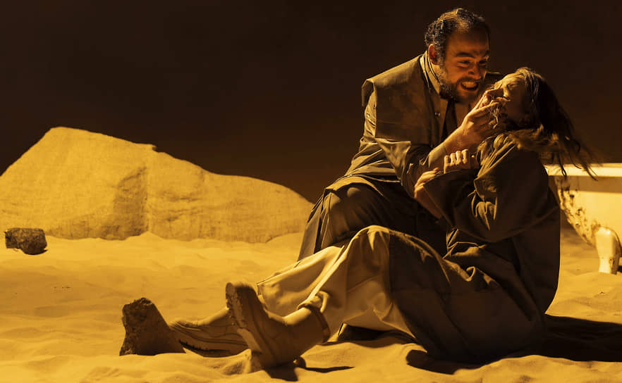 Острота отношений героев пьесы, которых в Берлине играют Дамир Авдич и Юлия Шуберт, уходит в песок