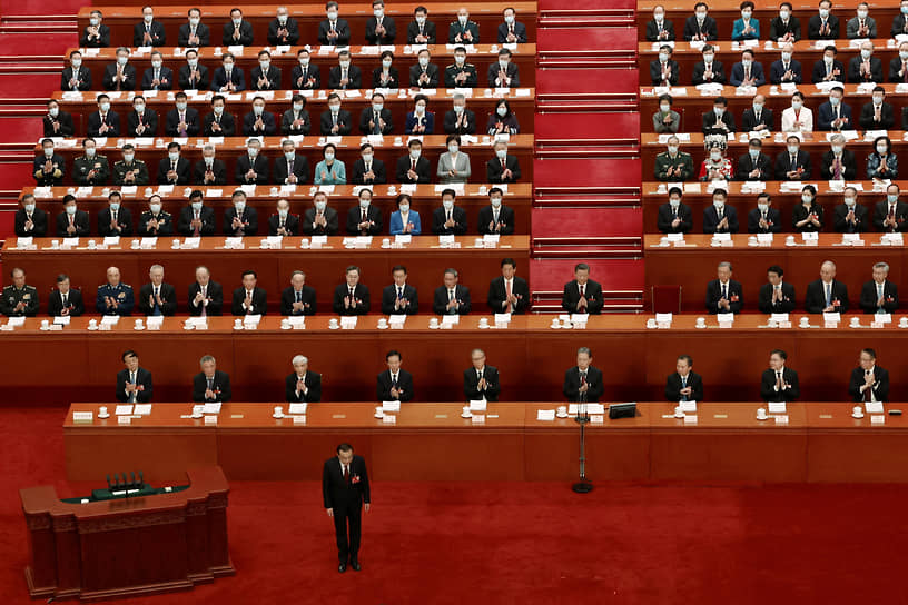 Премьер Госсовета КНР Ли Кэцян перед выступлением на открытии ВСНП
