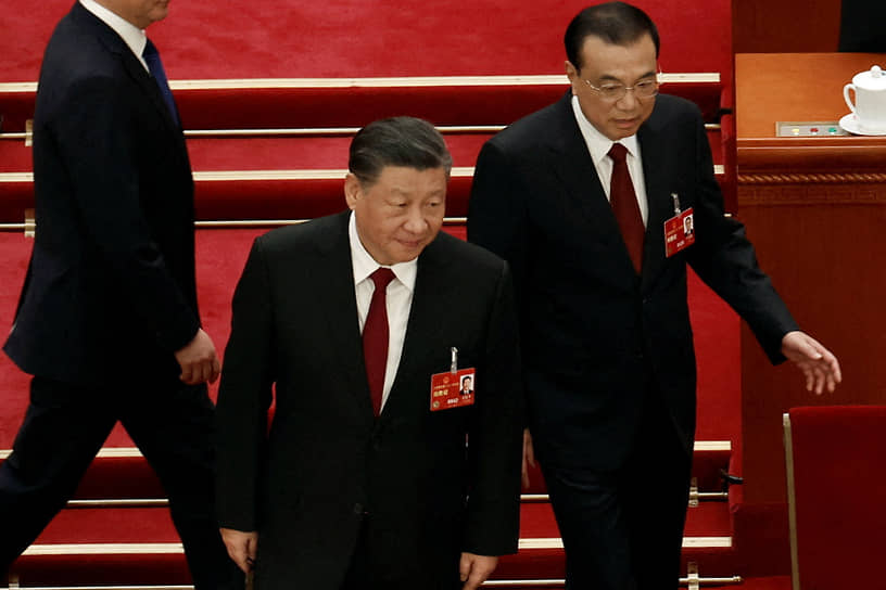 Председатель КНР Си Цзиньпин и премьер Госсовета КНР Ли Кэцян (справа)