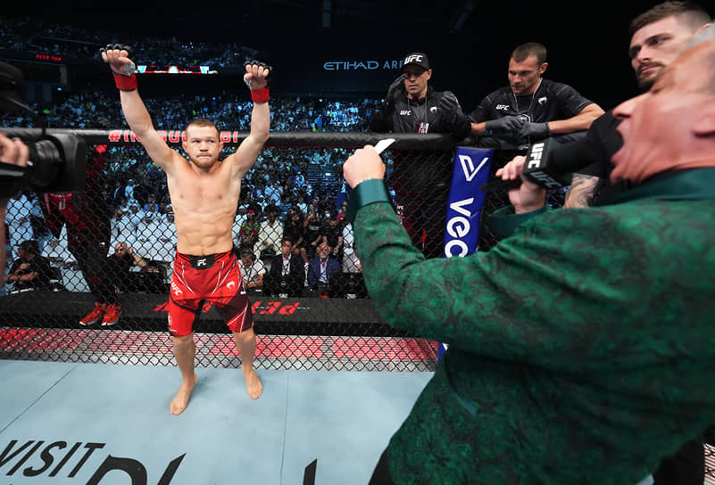 Для того чтобы вновь претендовать на звание чемпиона UFC, Петр Ян (на фото) обязан побеждать Мераба Двалишвили