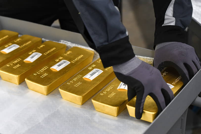 Маркировка золотых слитков на одном из предприятий Красноярского края (2023 год)