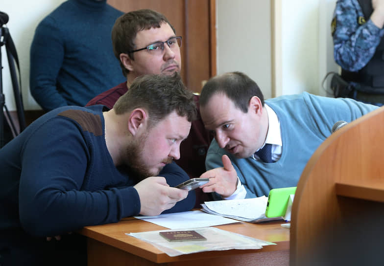 Михаил Абдалкин (на фото — в очках) навешал себе лапши на уши на 150 тыс. руб.