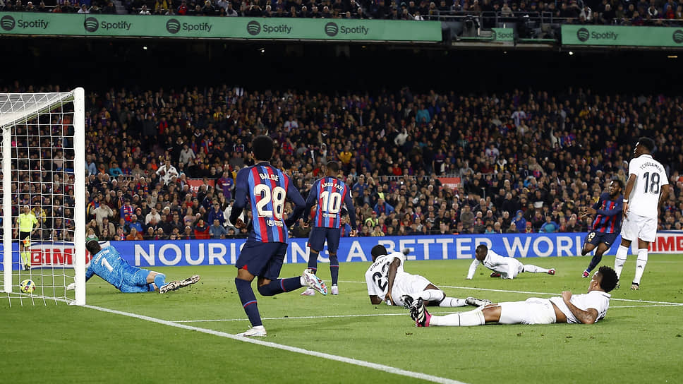 Полузащитник «Барселоны» Франк Кессье (№19) в компенсированное время забивает победный гол в ворота «Реала»