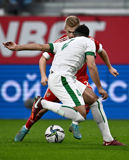 Забив мяч в ворота команды Ирака, в возрасте 18 лет 4 месяцев и 24 дней Сергей Пиняев (в красной форме) стал самым молодым автором гола в истории сборной России