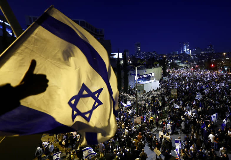 В понедельник впервые за три месяца протестов на площади Иерусалима вышло так много сторонников юридической реформы, поддерживающих правительство