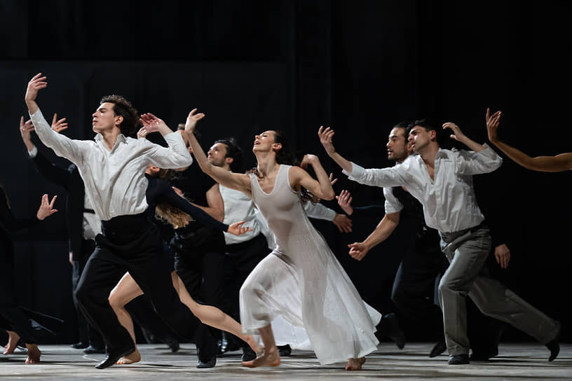С переполнявшими хореографов чувствами и идеями смогли совладать артисты Парижской оперы
